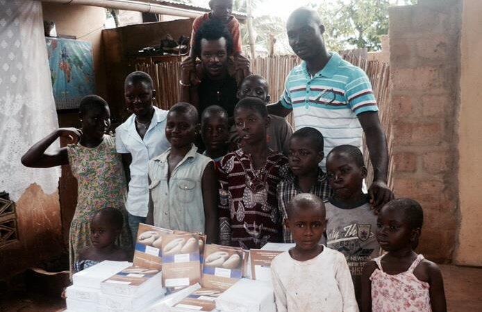 Mission école : distribution des cahiers à Tsévié
