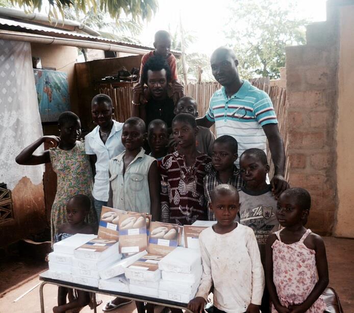 Mission école : distribution des cahiers à Tsévié