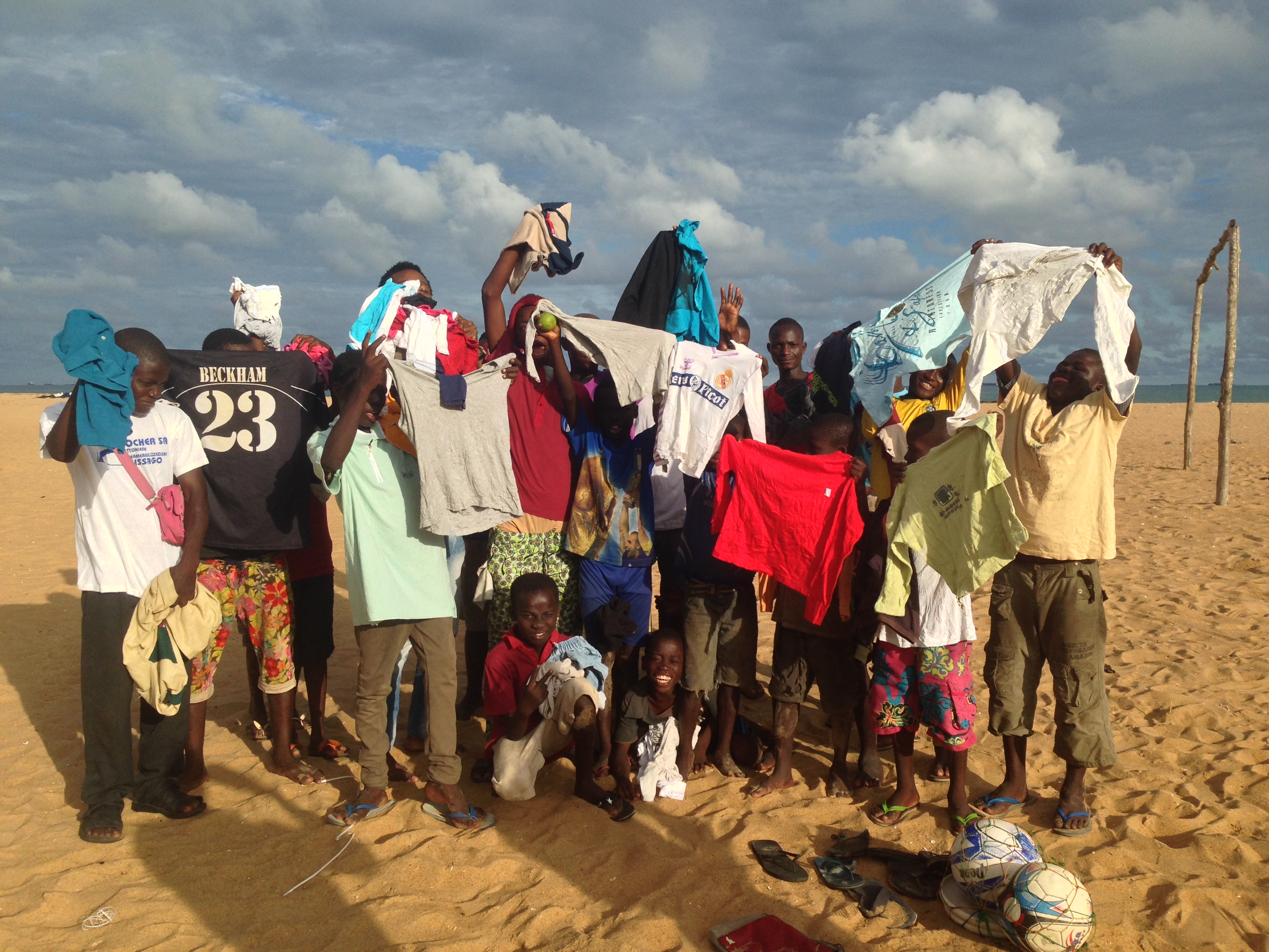 Mission vêtements : Distribution d’habits pour les enfants des rues (Avril/mai 2014)